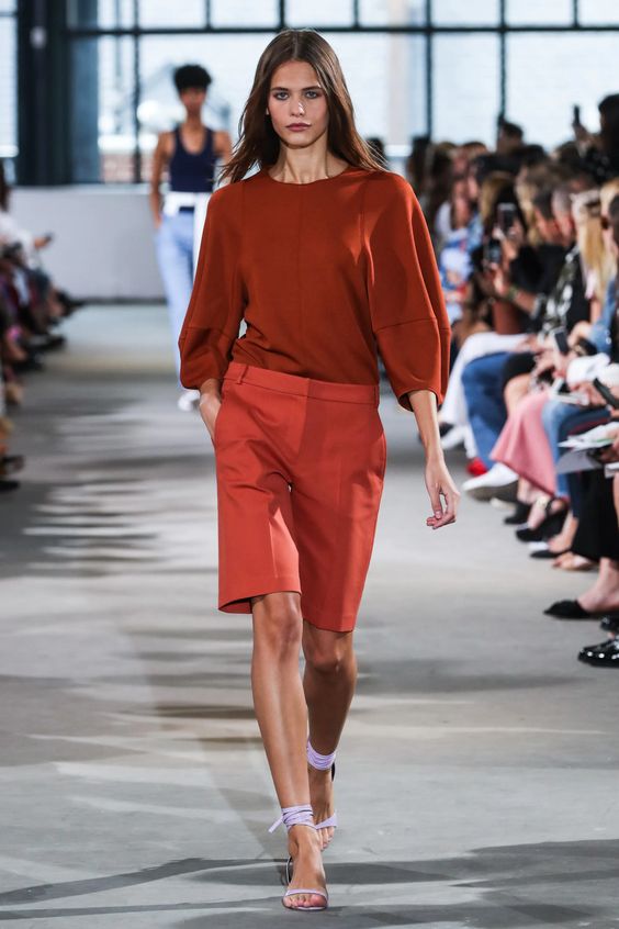 What Tops Women Should Wear With Bermuda Shorts This Fall 2022