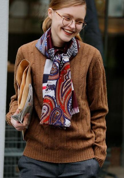 Neck Scarves For Women Are Back In Style: Trendy Outfit Ideas 2022