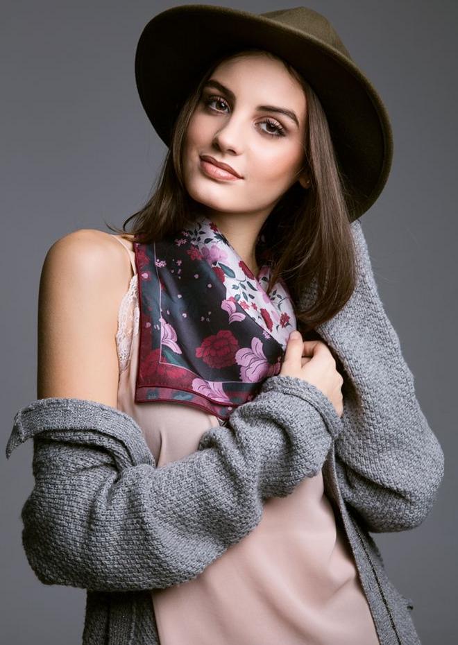 Neck Scarves For Women Are Back In Style: Trendy Outfit Ideas 2022