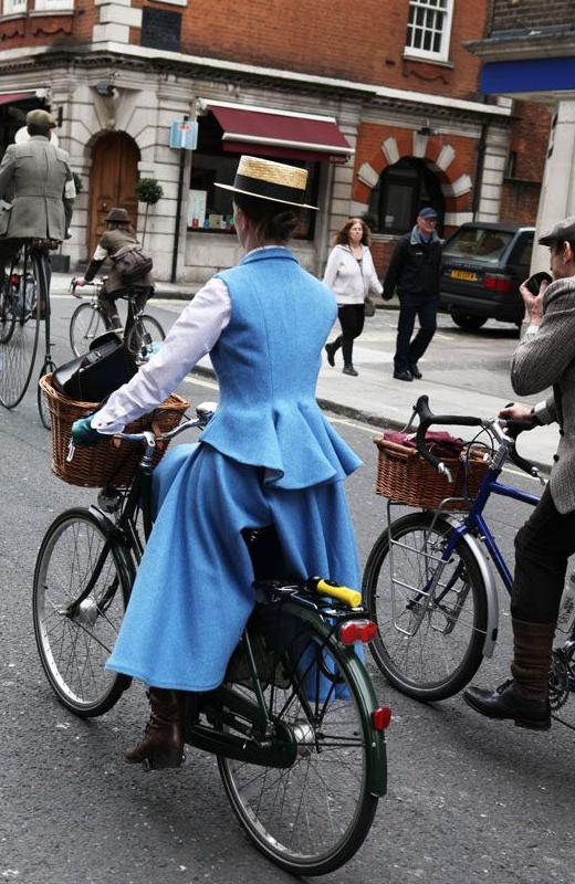 Bike Riding Fashion: Cute Cycling Outfits For Women 2022